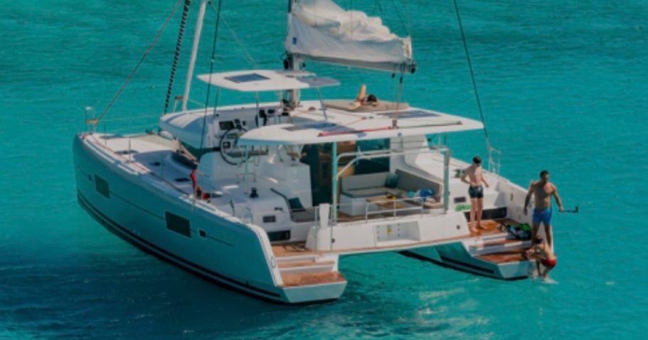 Catamarano in mare