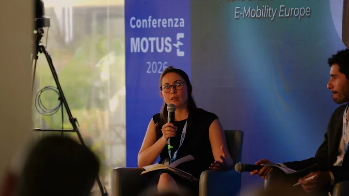 Un momento di confronto sul palco — Motus E