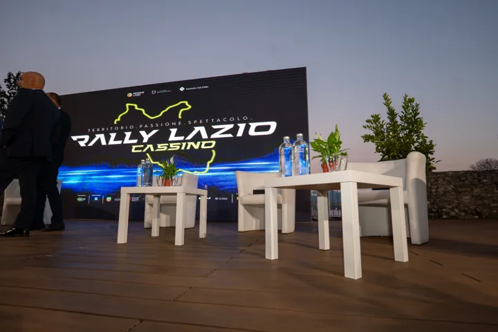 Palco con schermo LED e arredi prima della conferenza
