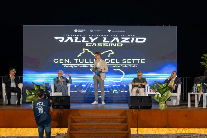 Palco e schermo LED durante la conferenza