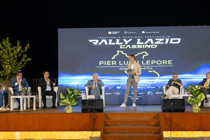 Allestimento della conferenza con relatori e schermo