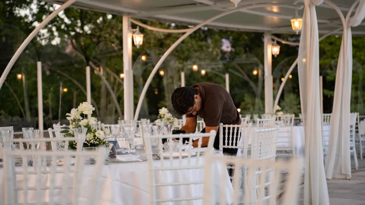 Gazebo, tavoli e sedute allestiti per la cena di gala