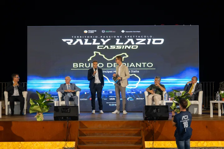 Vista ampia del palco, degli arredi e dello schermo durante il panel