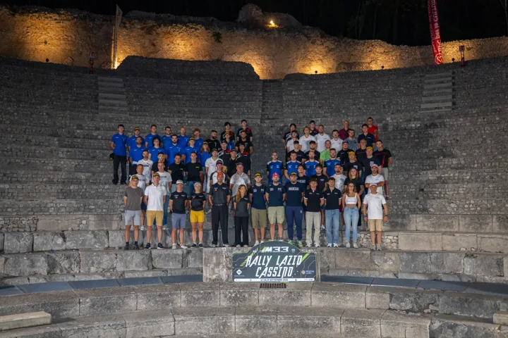 Foto di gruppo nell’anfiteatro usato per l’evento