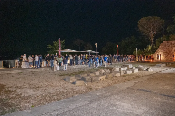 Vista ampia dell’area ospiti nel contesto della location