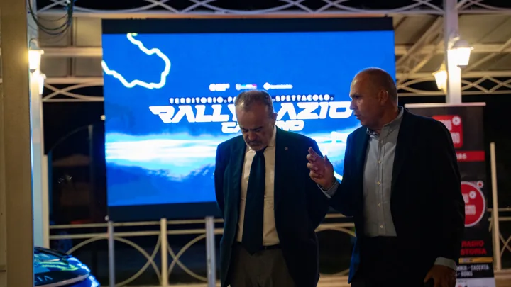 Schermo e area ospiti della cena di gala