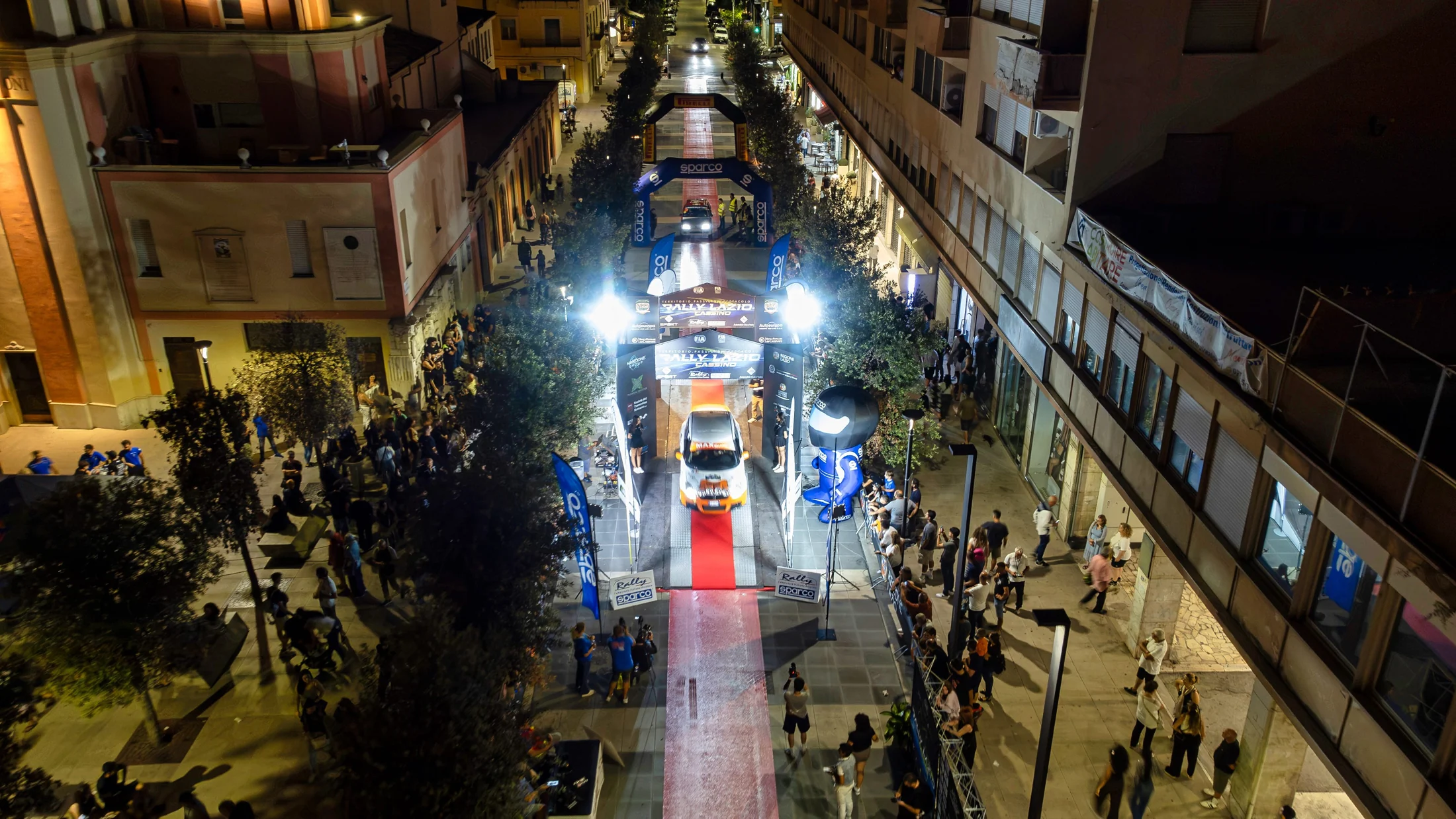 Vista aerea notturna del portale, del tappeto rosso e dell’area di partenza nel centro di Cassino
