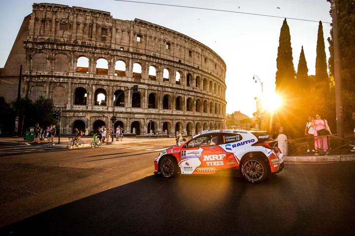 Vettura da rally davanti al Colosseo nella luce del tramonto