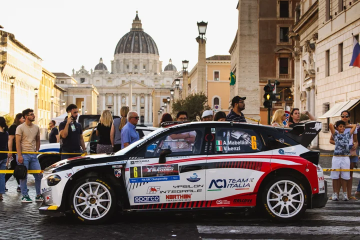 Le vetture e il pubblico davanti a San Pietro — Rally di Roma Capitale 2026