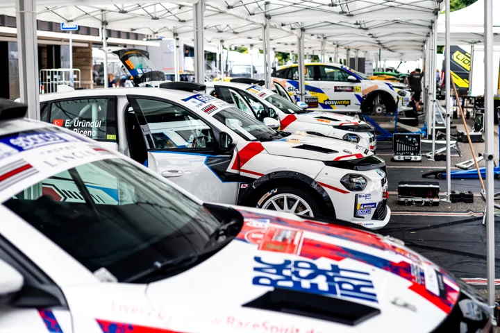 Le vetture negli spazi dell’assistenza — Rally di Roma Capitale 2026