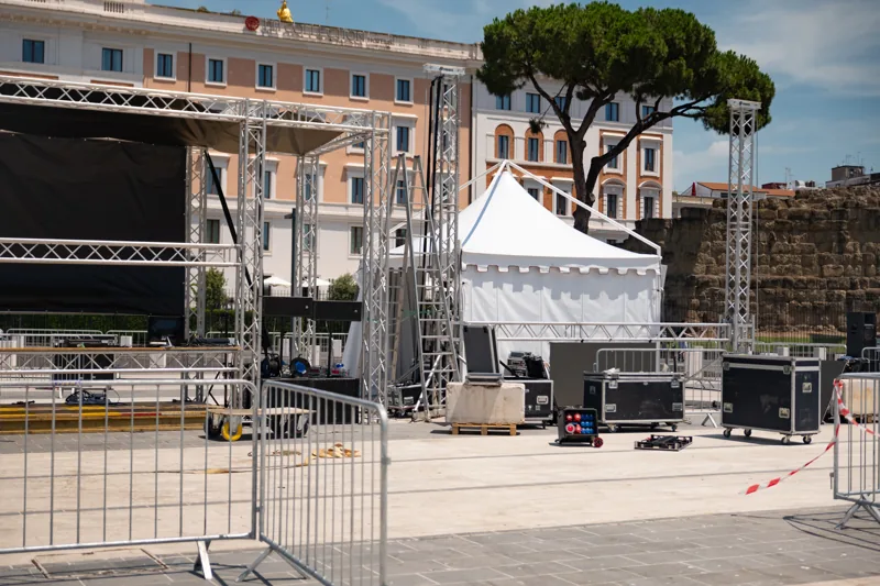 Palco, strutture e transenne allestiti nella piazza