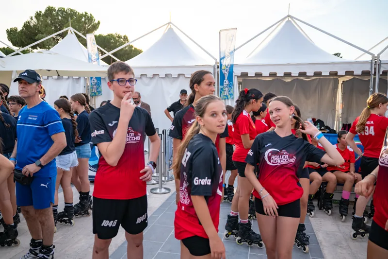 Atleti e squadre riuniti nell’area dell’evento