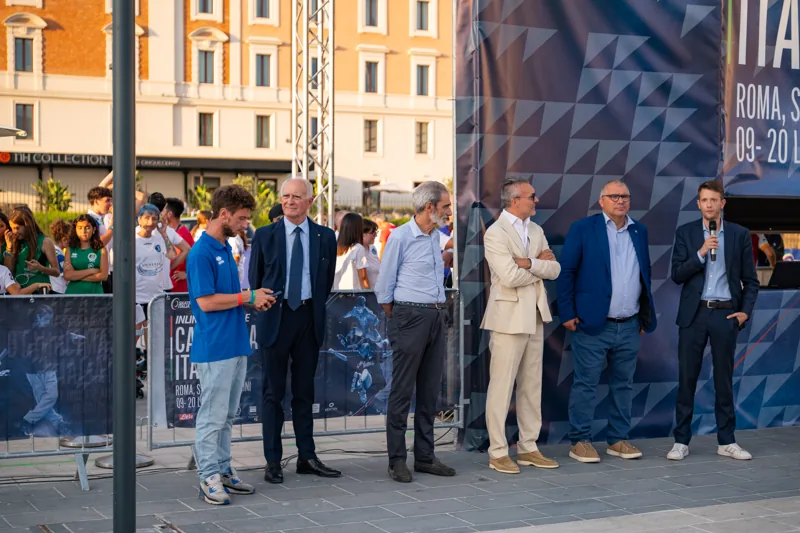 Partecipanti sul palco dell’evento Skate Italia