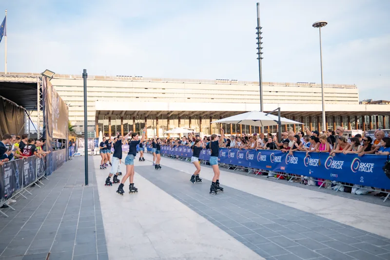 Pattinatori davanti al pubblico a Roma Termini