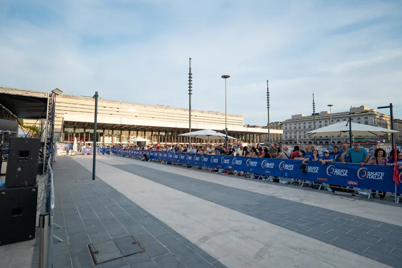 Area dell’evento davanti alla stazione Roma Termini, con transenne Skate Italia