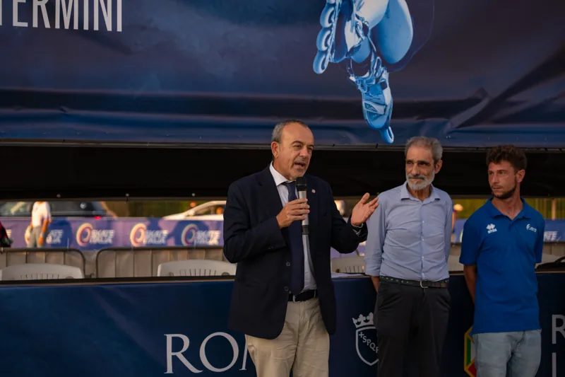 Intervento al microfono durante la presentazione