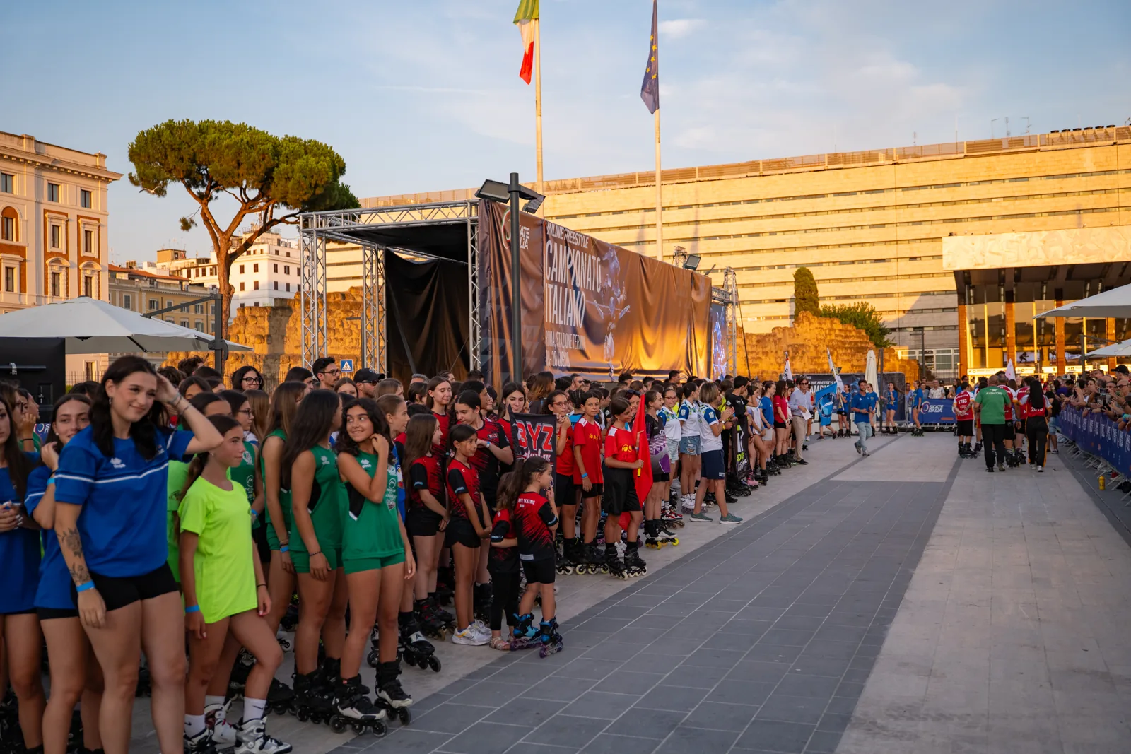 Squadre e pubblico riuniti per l’evento di pattinaggio davanti alla stazione Roma Termini