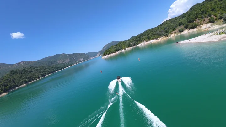 Una vista aerea sul lago e sull’attività in acqua — Wakeboard