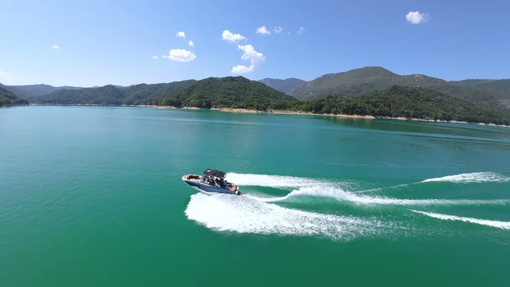 Il passaggio in acqua sul lago — Wakeboard